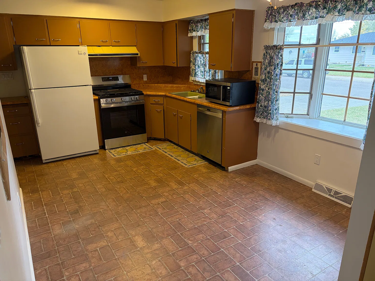 2 bed, 2.0 bath, 1696 sqft, $1,900 — Photo 3