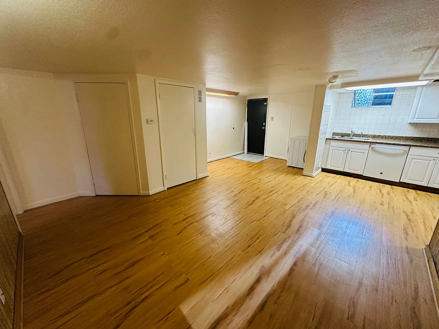 Location Location!! 2-Bed/1-Bath Apartment Located Within Minutes Of Olde Town Arvada!! 1 Month F... — Photo 2