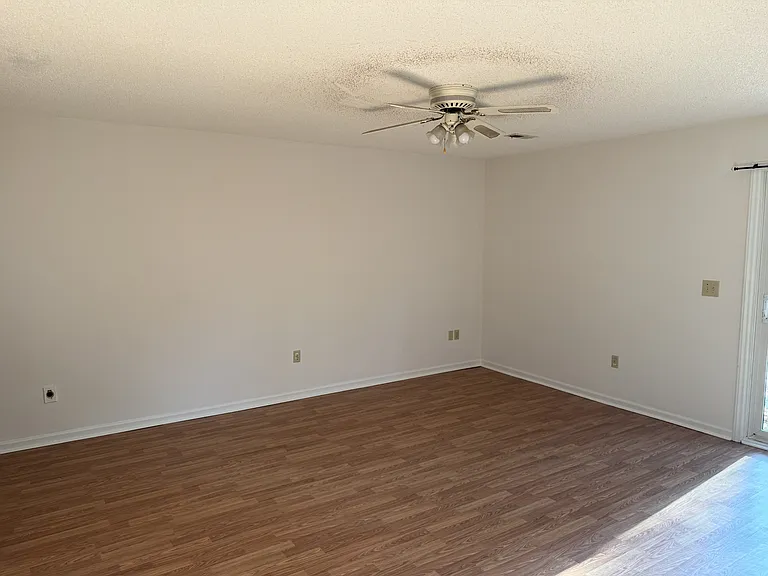 300 Lee Driveunit #B — Photo 7