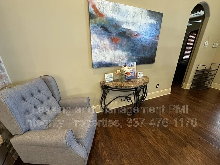 330 Dunvegan Ct — Photo 5