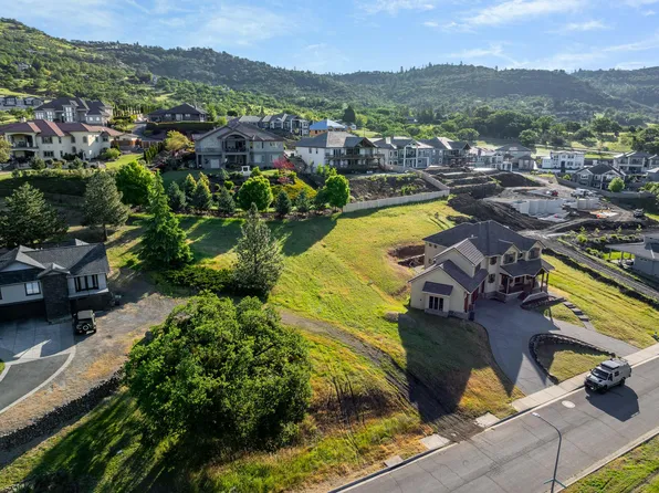 5626 Fallbrook Ln, Medford, OR 97504