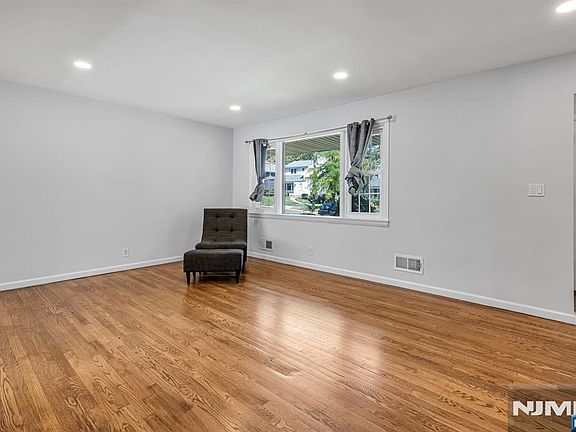4th image of 858 Barbara Drive
