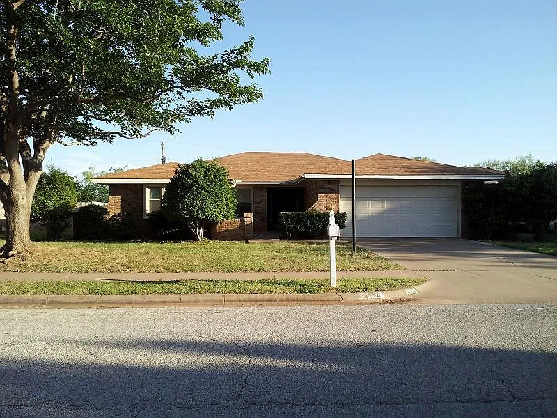Spacious 3 Bedroom with Office — Photo 3