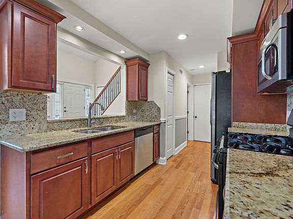 4th image of 308 Wisteria Dr
