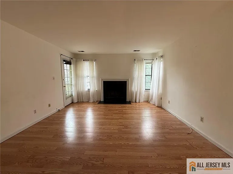 404 Carhart Ct — Photo 3