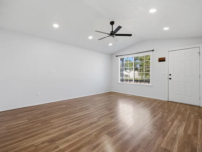 1020 Aspen Grove St — Photo 3