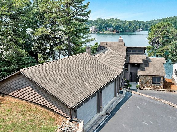 4th image of 303 Deerwood Dr