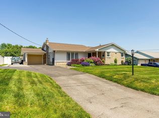 22 E Swartzville Rd, Denver, PA 17517