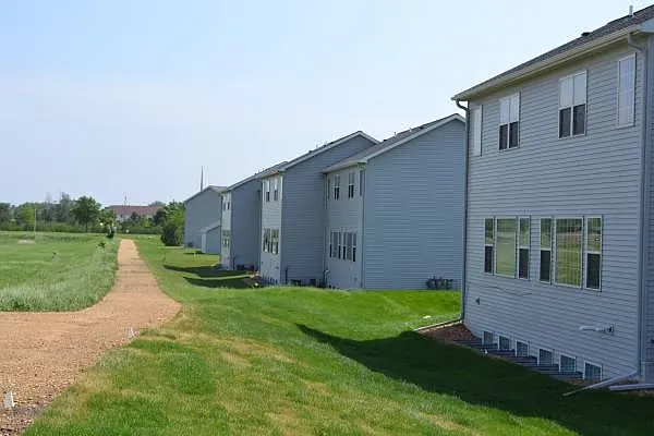 2 bed, 1.5 bath, 1800 sqft, $1,375 — Photo 2