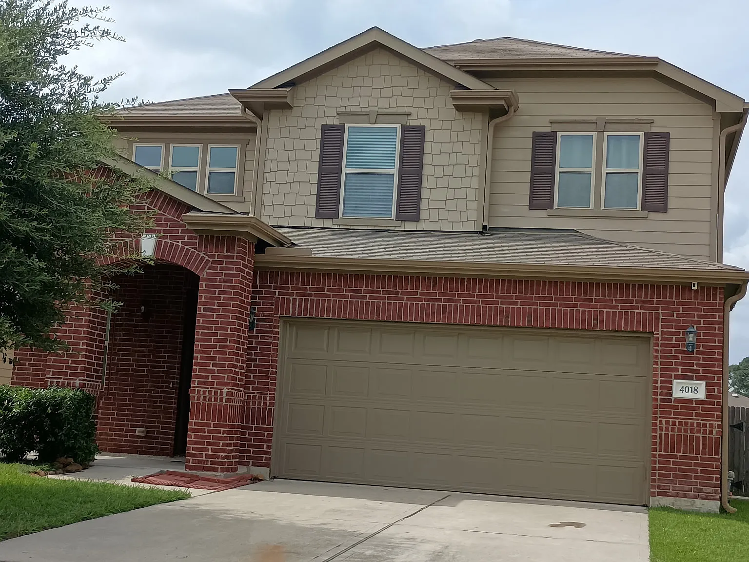 4 bed, 2.5 bath, 2750 sqft, $2,300 — Photo 2