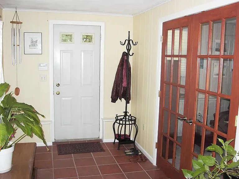 1 Cayuga Dr — Photo 8