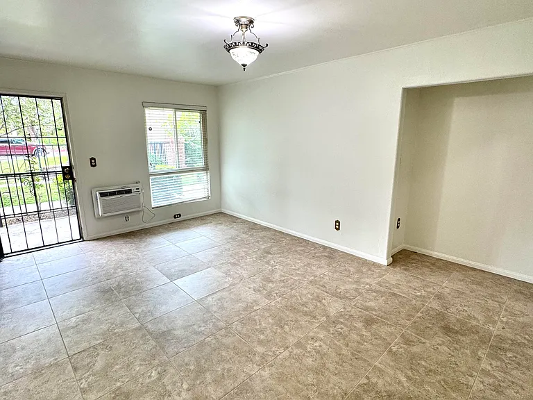 660 S Glassell St #15 — Photo 8