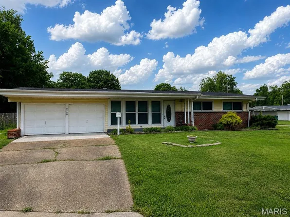 10700 Hallstead Dr, Saint Louis, MO 63136