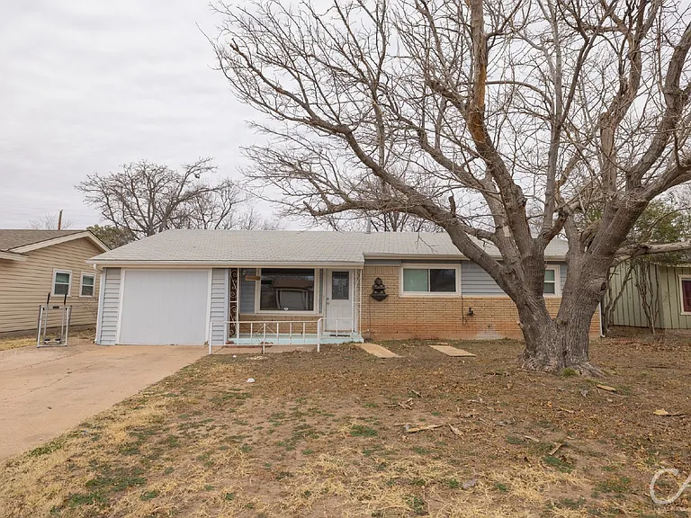 2902 Bennett Dr — Photo 1
