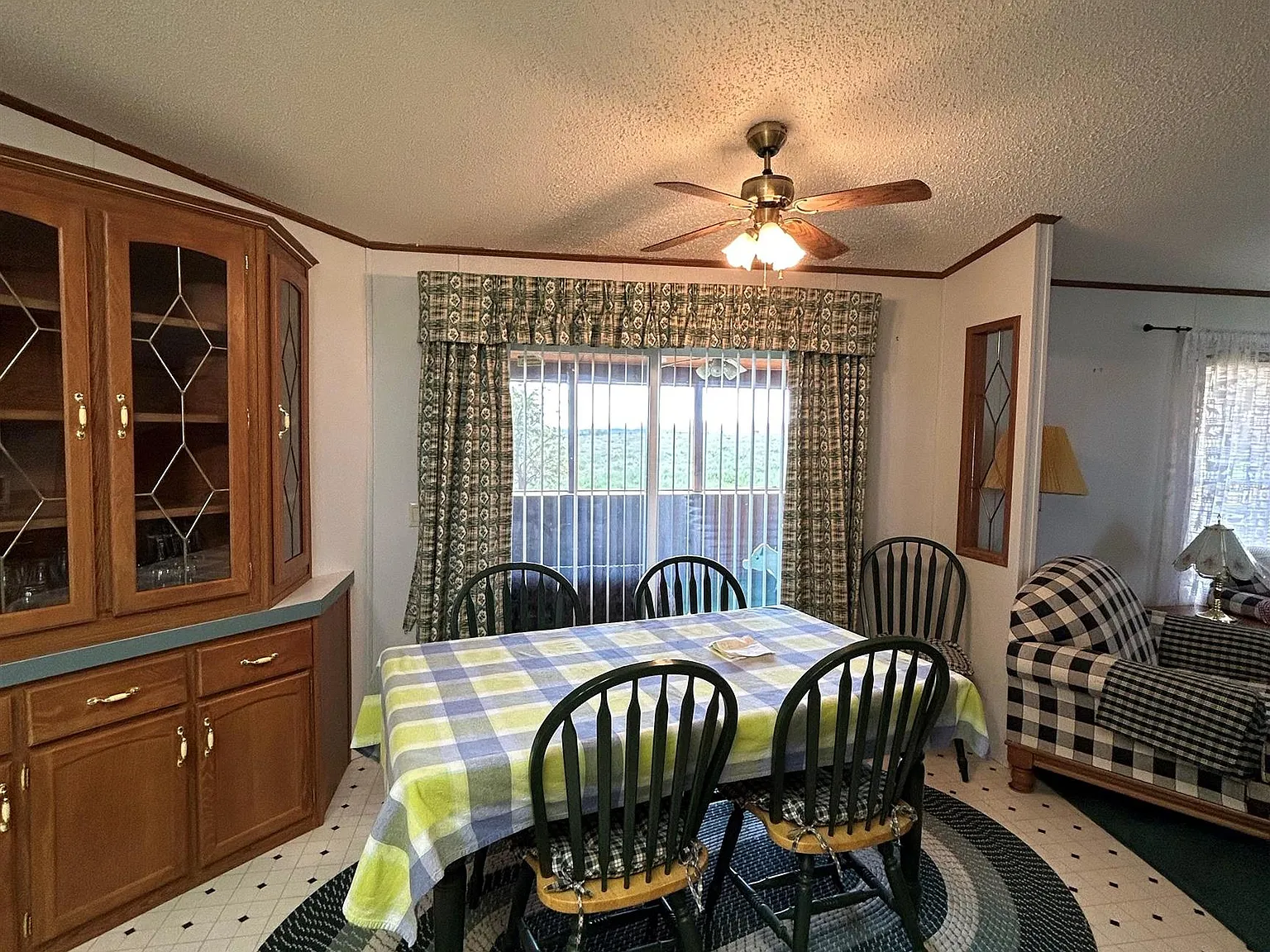 3 bed, 2.0 bath, 1275 sqft, $1,500 — Photo 2