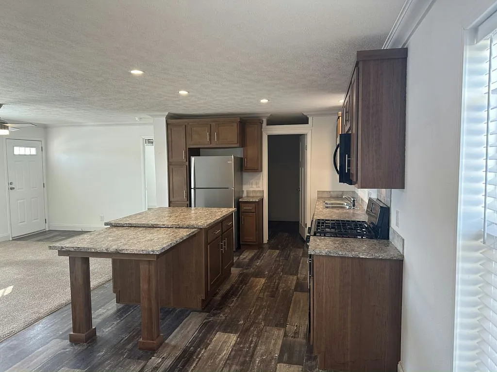 3 bed, 2.0 bath, 1123 sqft, $2,051 — Photo 3