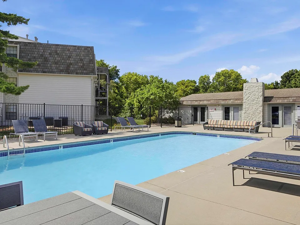 Swimming Pool and Poolside Lounge