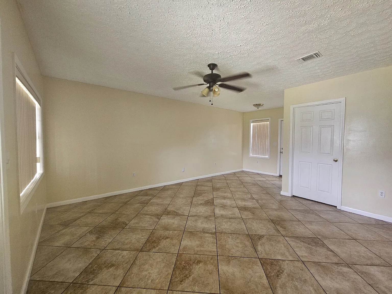 3 bed, 1.0 bath, 1680 sqft, $1,400 — Photo 2