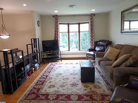 2nd image of 1321 Lawson Ln