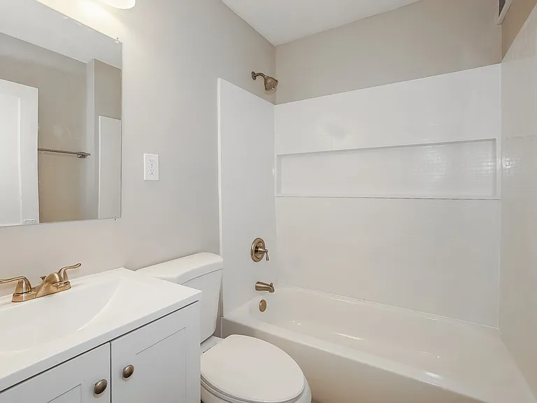 1064421_025_main_bathroom_13183890.jpg