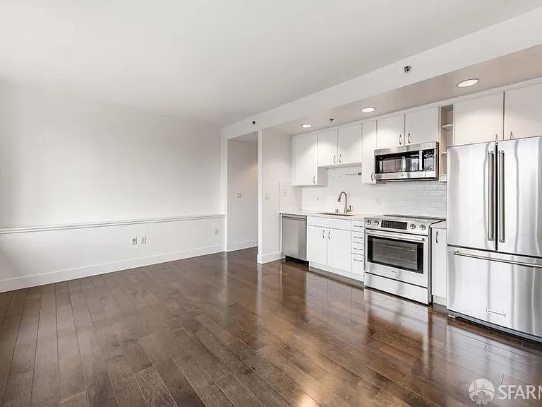 260 King St #717 — Photo 5