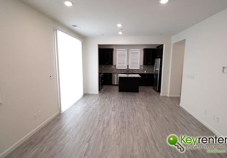 1061 Chapelhill Ln — Photo 6