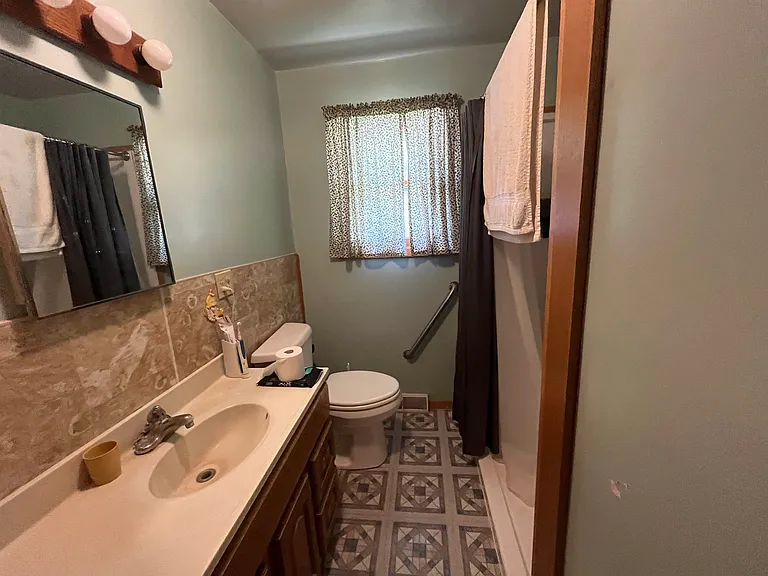 318 E North St — Photo 11