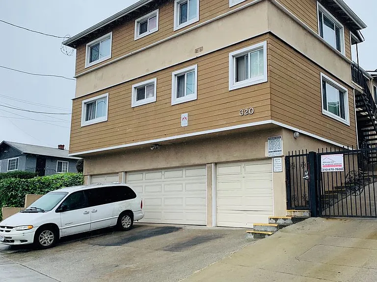 320 E Hyde Park Blvd — Photo 9