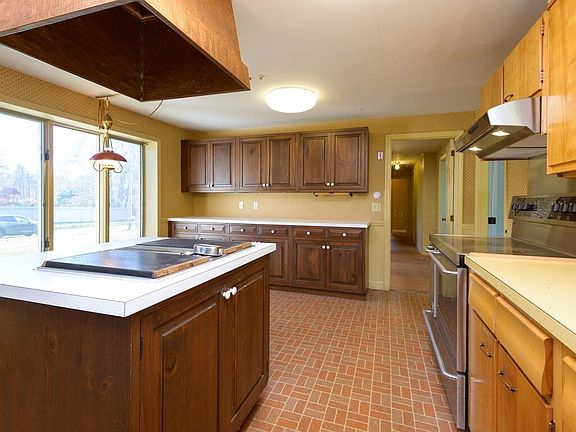 4th image of 15 Birchwood Dr