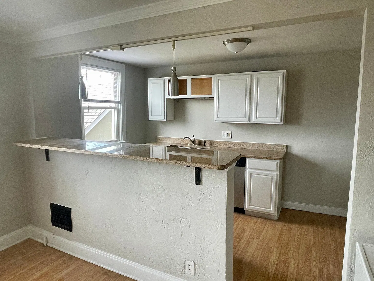 1 bed, 988 sqft, $1,550 — Photo 4
