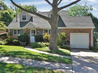 41 Essex Ct, Port Washington, NY 11050