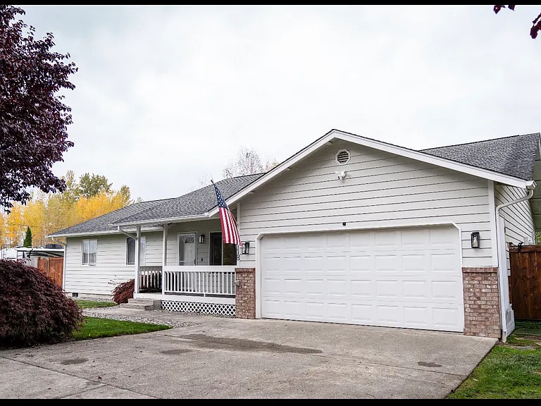 1118 Karen Ave — Photo 1