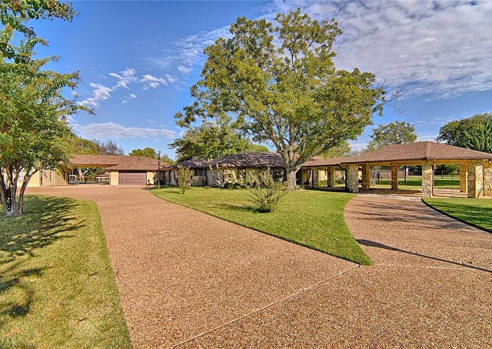 1st image of 220 Creekwood Dr