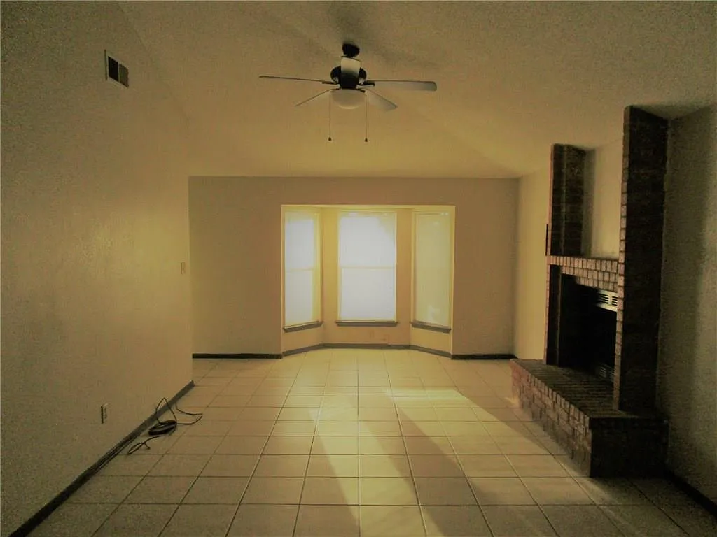 2 bed, 1.0 bath, 925 sqft, $1,250 — Photo 4