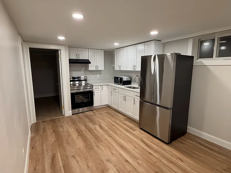 93 Clunie Ave #BASEMENT — Photo 11