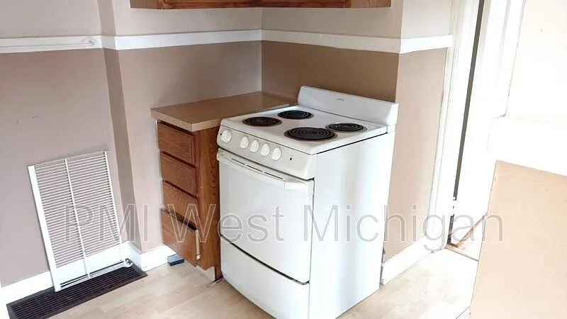 2 bed, 1.0 bath, 615 sqft, $1,075 — Photo 4