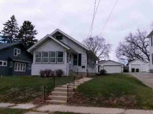 334 W Evelyn St, Freeport, IL 61032