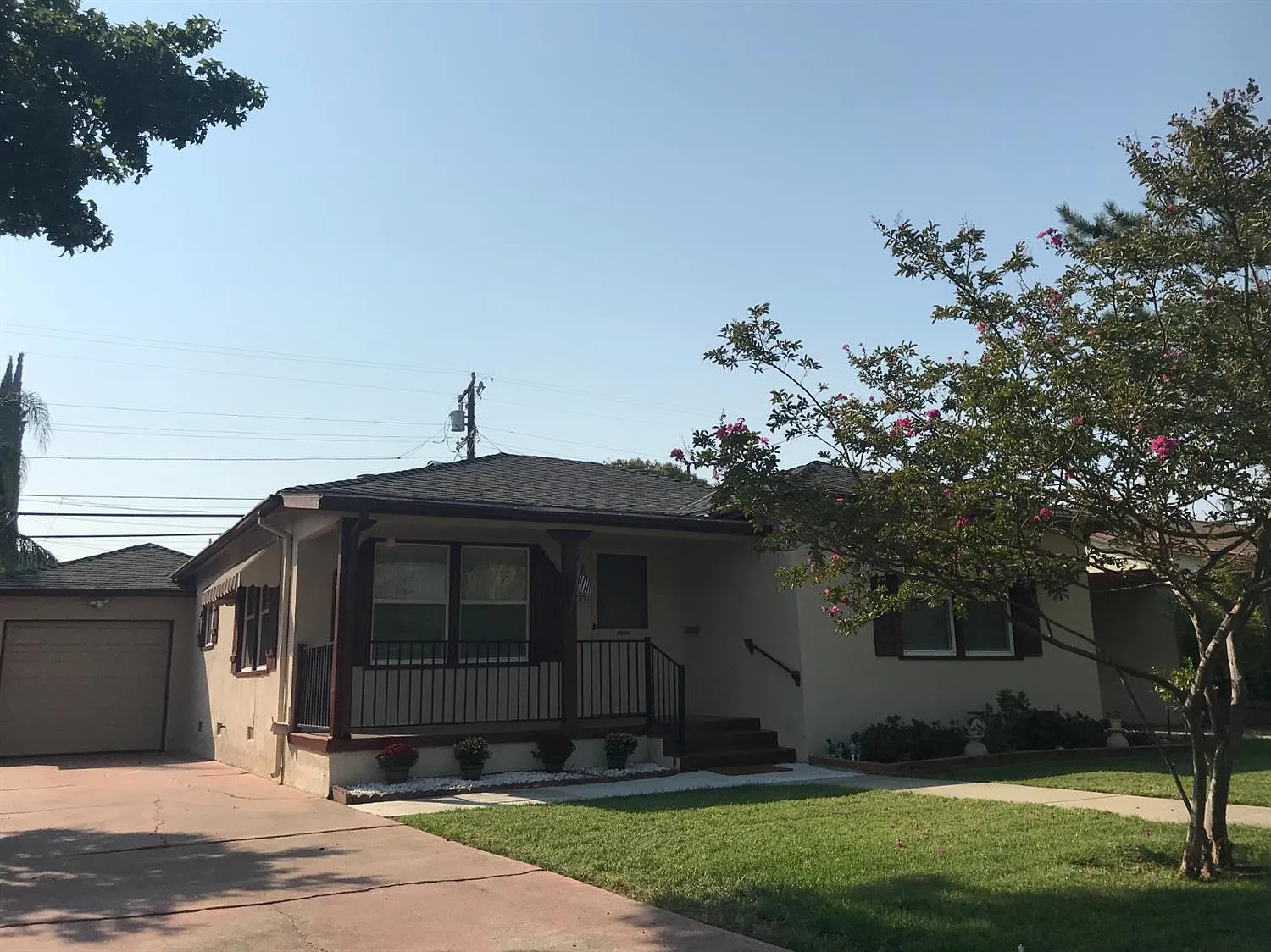 2034 W Elmwood Ave photo 1