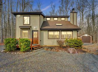 1422 Redwood Ter, Pocono Pines, PA