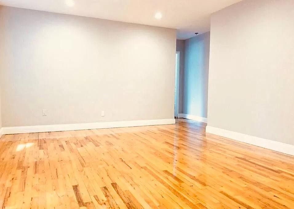 1st image of 926 Bronx Park S #B4