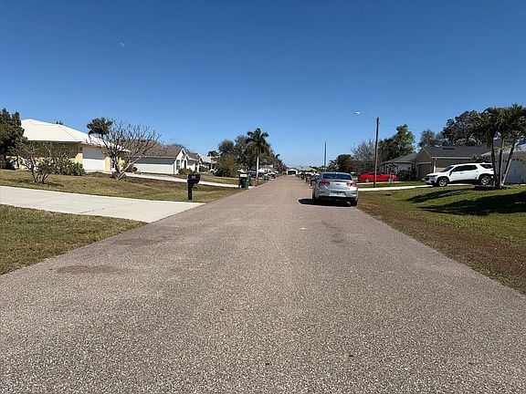 5th image of 706 SW 11th Ter