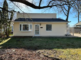 18 Robin Rd, Carpentersville, IL 60110