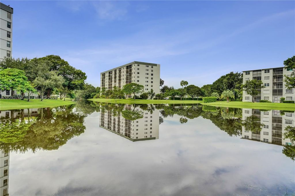 2226 N Cypress Bend Dr APT 408, photo 3