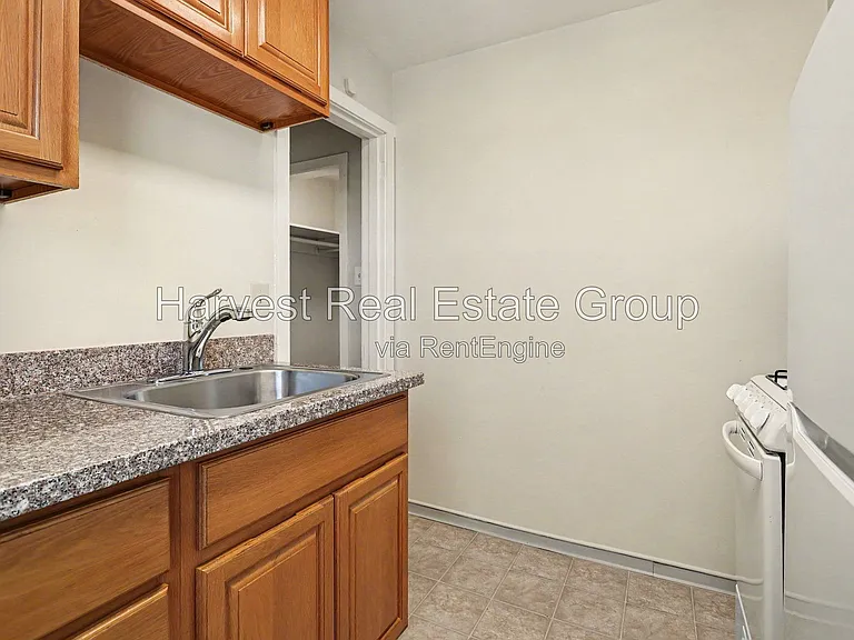 22284 Mission Blvd — Photo 10