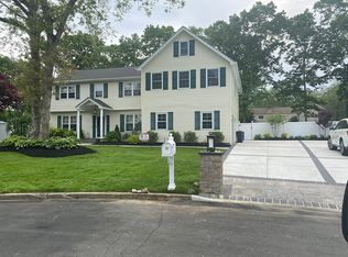 7 Athena Ct, Dix Hills, NY 11746