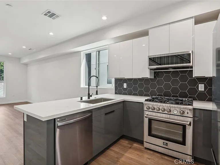 10719 Addison St — Photo 46