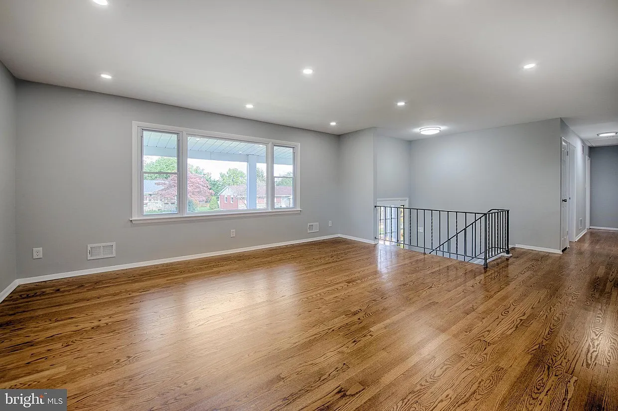 4 bed, 2.5 bath, 2500 sqft, $3,500 — Photo 4