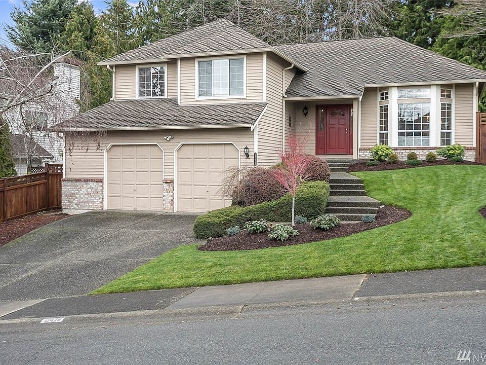Welcome Home to sought-after White Horse Crossing and this immaculate 3 bedroom tri-level home. Made for gatherings, you'll love the spacious living and dining rooms with soaring vaulted ceilings and huge windows. The eat-in kitchen has a gas stove, black appliances and a dining area that overlooks the family room below, keeping you connected with guests. On the lower level you'll find room for everyone in the large family room with a cozy gas fireplace. From there you can extend your living and entertaining outside through beautiful French doors to the immaculate backyard and entertainment sized patio. Upstairs, the spacious master suite will be a welcome retreat with sitting area and a fantastic, spa-like ensuite bath with gorgeous shower, high end finishes and a large walk-in closet with California Closet organizer. This thriving neighborhood has a fabulous park and walking trails. Easy access to freeways, airport, hospital, major retail, dining & business hubs.