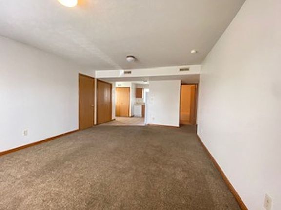 5th image of 279 Woodridge Ct APT A