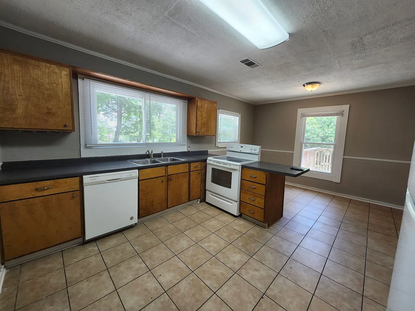 3 bedroom 2 bath home with Den in Convenient Location — Photo 2